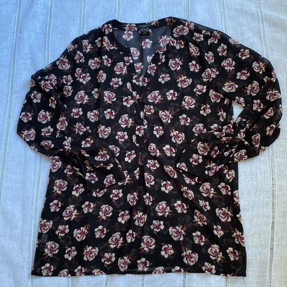 Ann Taylor Factory floral blouse with button and pleated front. - Picture 3 of 15